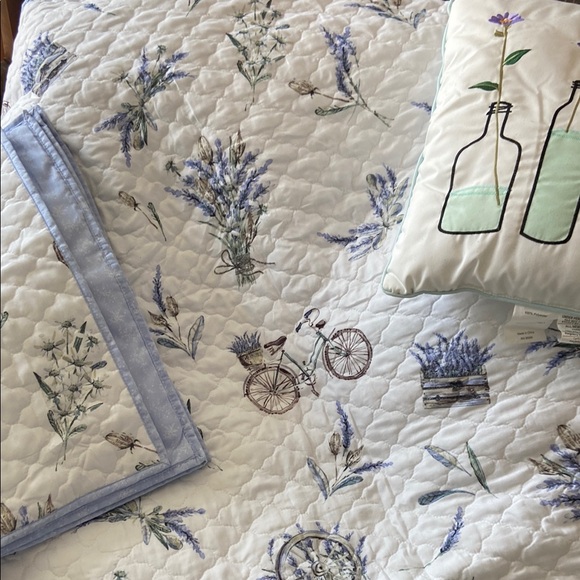 Floral Quilt Set with Pillow - Blue and White